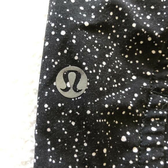 Lululemon Women Night View White Black Print 4" Low Rise Run Times Short II 8 - Picture 4 of 7